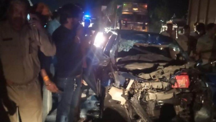 OMG ! महू-नीमच हाईवे पर भीषण सड़क हादसा, कार-ट्राले में जोरदार भिड़ंत, बुझ गए तीन घरों के चिराग, तो एक लड़ रहा जिंदगी और मौत से जंग, देखने वालों के खड़े हर रौंगटे, पढ़े ये खबर