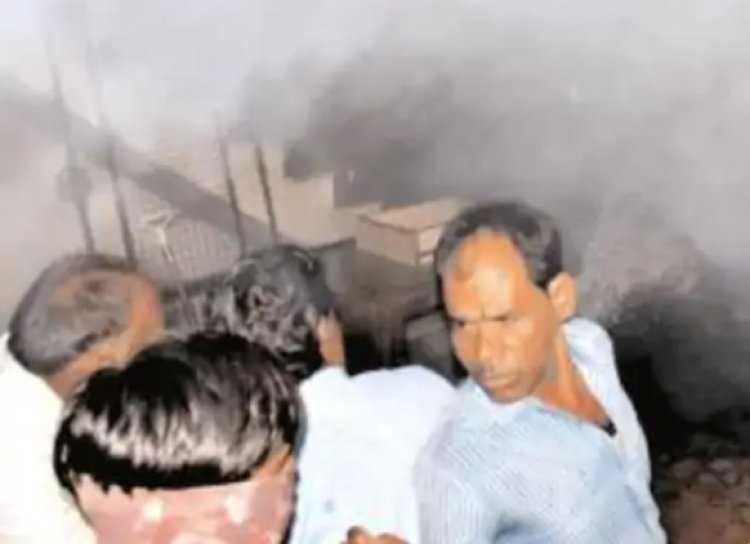 BIG NEWS: नीमच में देर रात हादसा: इस मल्टी के तलघर में लगी भीषण आग, तो मची भगदड़, सीढ़ियां लगाकर उतरे लोग, मौके पर दमकल भी पहुंची, फिर...! पढ़े ये खबर