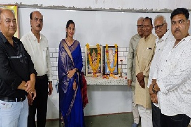 NEWS - वरिष्ठ पत्रकार स्व. खण्डेलवाल की स्मृति में बही काव्य रसधारा, मंत्रमुग्ध होकर रचनाएं सुनते रहे श्रोता, पढ़े खबर