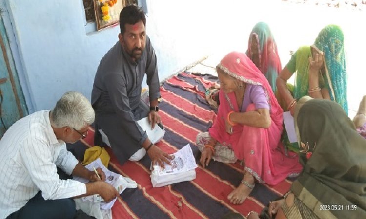 NEWS: नारी सम्मान योजना, ग्राम चीताखेड़ा में कांग्रेस कार्यकर्ता पहुंचे घर-घर, महिलाओं से भरवाएं फार्म, पढ़े ये खबर