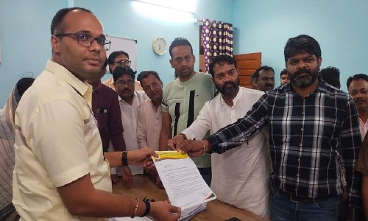 OMG ! हाथ में दस्तावेज-रजिस्टर, और घर-घर इन लोगों की दस्तक, खंगाल रहें नाम-पता, आप भी हो जाएं सावधान...! BJP ने मारी एंट्री, तो SDM तक पहुंची शिकायत, क्या है मामला, पढ़े ये खबर