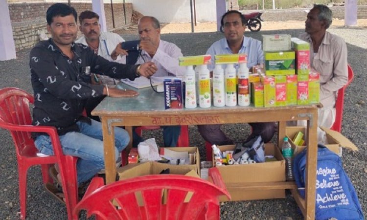 NEWS: गांव में बैठे डॉक्टर, फिर ग्रामीणों का किया आयुर्वेदिक उपचार, दिया उचित परामर्श, किसके नेतृत्व में हुआ आयोजन, पढ़े खबर