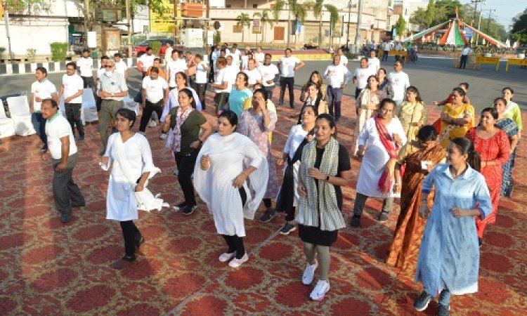 WOW ! शहर का लायंस पार्क चौराहा, और जुम्बा कार्यक्रम, न.पा. अधिकारीयों-कर्मचारियों सहित इकट्ठी हुई नीमच की जनता, फिर जमा रंग, गौरव दिवस का कुछ इस तरह हुआ आगाज, पढ़े खबर