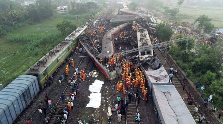 BIG NEWS : ओडिशा ट्रेन हादसा,अब तक 230 लोगो के मरने की खबर,900 से ज्यादा घायल भी!कई ट्रेने रद्द,उच्च स्तरीय जाँच के आदेश,पढ़े ये खबर