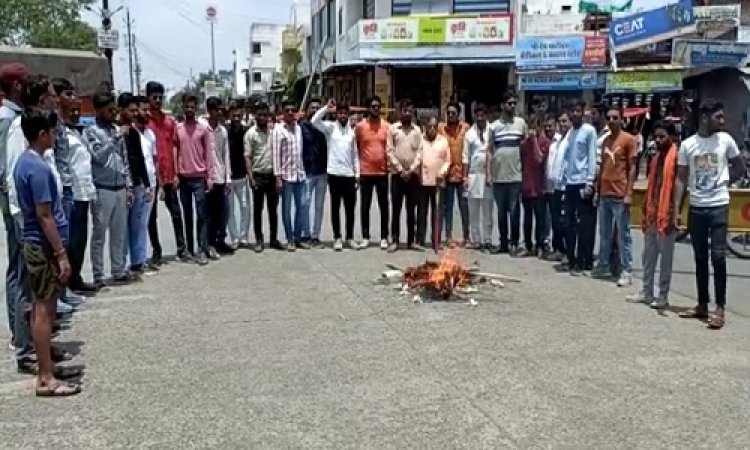 NEWS: बजरंग दल-विश्वहिंदू परिषद के कार्यकर्ताओं में पनपा आक्रोश, बीच चौराहे पर फूंका लव जिहाद का पुतला, जताया आक्रोश, पढ़े ये खबर