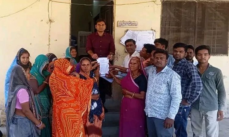 BIG NEWS: कॉलोनी में टॉवर लगाने की बात पर बवाल, निर्माण कार्य पर रोक की मांग, पहले SDM को ज्ञापन, फिर यहां दिया धरना, पढ़े ये खबर