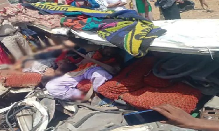 BIG BREAKING: MP में मौत का भयावाह मंजर, तेज रफ्तार ट्रक.. बोलेरो पर गिरा, जमीन पर चिपका वाहन, दो मासूम सहित सात की मौत, यहां से लौटते समय हुआ हादसा, पढ़े ये खबर