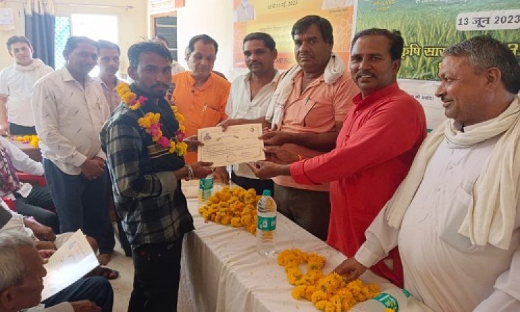 NEWS: सिंगोली और ग्राम धारडी में विशेष कार्यक्रम का आयोजन, बीमा क्लैम-ब्याज माफी प्रमाण पत्रों किसानों को किये वितरित, पढ़े खबर