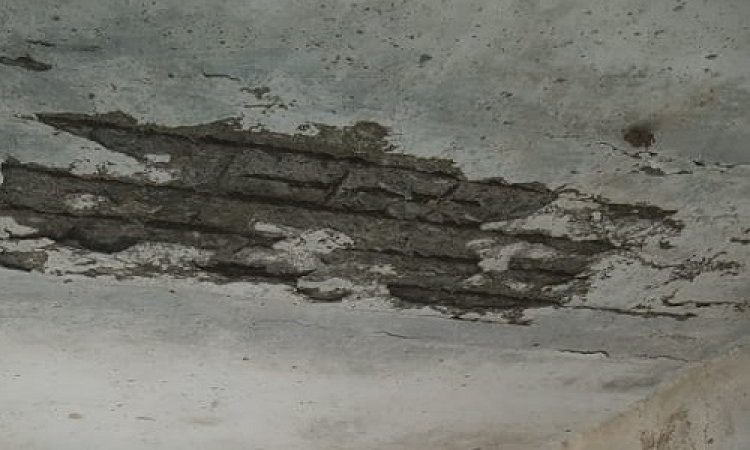 NEWS: उगरान गांव, और यहां लोगों का ठहराव, छत हो गई जर्जर, अब इसने छोड़ा सरियों का साथ, कौन दे रहा बड़े हादसे को निमंत्रण, पढ़े खबर