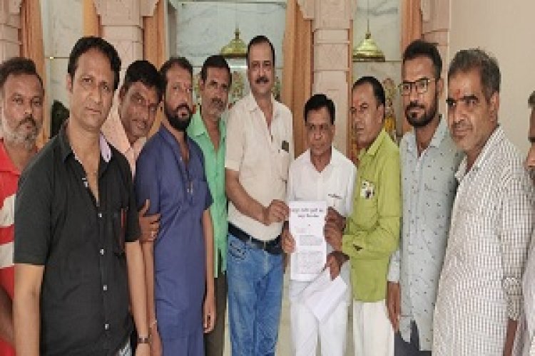 NEWS- रामपुरा पुजारी संघ मिला वित्त मंत्री देवड़ा से,मंदिर की जमीनों की शासन से सुविधाएं नहीं मिलने और नीलामी प्रक्रिया को रोके जाने पर सौपा ज्ञापन, पढ़े खबर