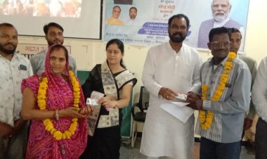 NEWS: शहडोल में प्रधानमंत्री मोदी का कार्यक्रम, मनासा के शासकीय स्कूल में हुआ सीधा प्रसारण, फिर विधायक मारु में हितग्राहियों को वितरित किया ये, पढ़े ये खबर