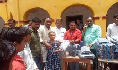 NEWS: रतनगढ़ प्राइमरी विद्यालय में हुआ कार्यकम का आयोजन, BJP मंडल अध्यक्ष रहै मुख्य अतिथि, की छात्र छात्रों को ड्रेस वितरण ,पढ़े खबर