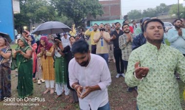 BIG NEWS: मंदसौर से बड़ी खबर, बरसते पानी में भी जारी रही बाबा की भक्ति, काला रिबन बांधकर ट्रस्ट के खिलाफ प्रदर्शन, मामला इन्हें मंदिर से हटाने का, पढ़े ये खबर