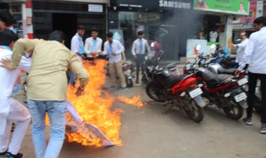 NEWS: NSUI छात्रसंघ में ABVP के खिलाफ आक्रोश, मंदसौर के बीच चौराहे पर फूंका पुतला, क्यों किया जा रहा जमकर विरोध, पढ़े कैलाश विश्वकर्मा की खबर