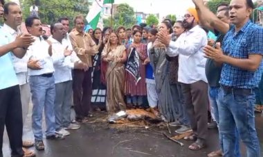 NEWS: मणिपुर घटना को लेकर महिला ब्लॉक कांग्रेस का हल्लाबोल, शामगढ़ के इस चौराहे पर प्रदर्शन, फिर पुतला फूंकने को लेकर पुलिस और कार्यकर्ताओं के बीच झूमा-झटकी, आगे हुए ये...! पढ़े कैलाश विश्वकर्मा की खबर