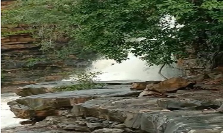 WOW ! मानसून ने ली करवट, और छलक उठा झरनेश्वर महादेव का झरना, अपने आप में अनूठा है 100 फीट ऊंचाई का मनमोहक नजारा, पढ़े ये खबर