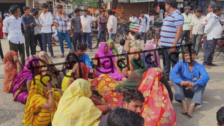 BIG BREAKING: मनासा के कारगिल चौराहे पर शव रख चक्काजाम, परिजनों में आक्रोश, इन अधिकारियों पर कार्यवाही सहित ये मांगे, मामला युवक की मौत का, पढ़े मनीष जोलान्या की खबर