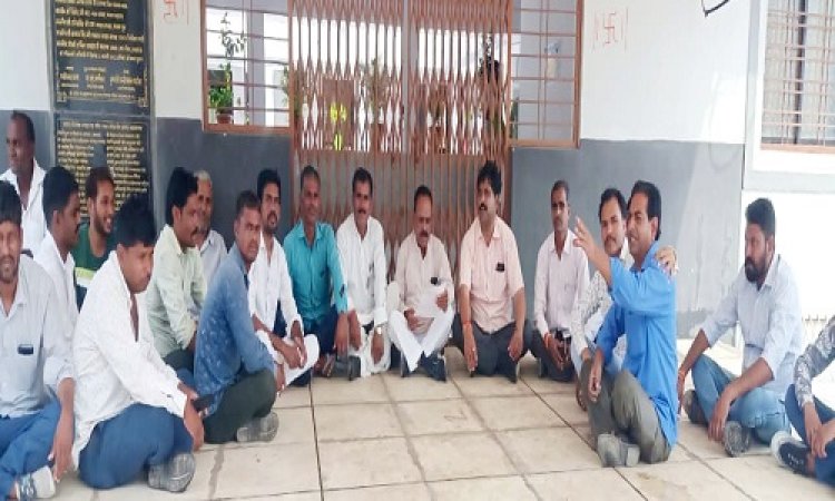 NEWS: ग्राम पंचायत की शिकायत, और स्कूल में जड़े ताले, अब कांग्रेस नेताओं का हस्तक्षेप, और फिर से खुला मैं गेट, क्या है मामला...! पढ़े ये खबर