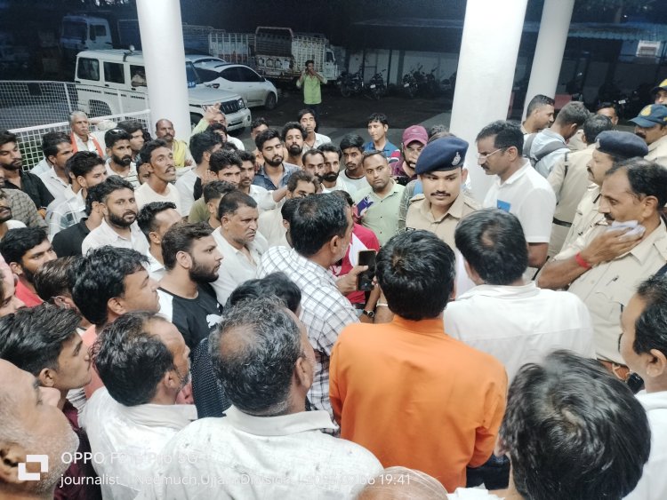 BIG BREAKING: नीमच सिटी थाने के बाहर लोगों की भीड़, प्रदर्शन के साथ नारेबाजी, मौके पर पहुंचे DSP सहित ये अधिकारी, पढ़े खबर