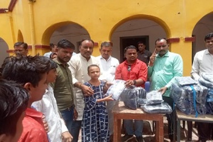 NEWS: रतनगढ़ प्राइमरी विद्यालय में हुआ कार्यकम का आयोजन, BJP मंडल अध्यक्ष रहै मुख्य अतिथि, की छात्र छात्रों को ड्रेस वितरण ,पढ़े खबर