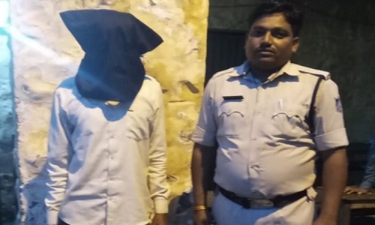 BIG NEWS: बाइक पर काले सोने की तस्करी, और पशुपतिनाथ मंदिर का रास्ता, सुचना पर कोतवाली पुलिस की घेराबंदी, फिर मादक पदार्थ की बड़ी खैप जप्त, मौके से तस्कर भी गिरफ्तार, पढ़े ये खबर