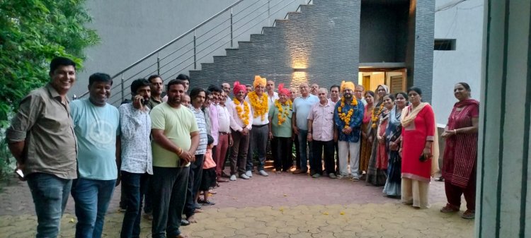 NEWS: पशु चिकित्सालय की भूमि पर होगा गार्डन का निर्माण, इस समाज शासन ने भूमि की आवंटित, समाजजनों ने इनका साफा बांधकर किया स्वागत, पढ़े कैलाश विश्वकर्मा की खबर