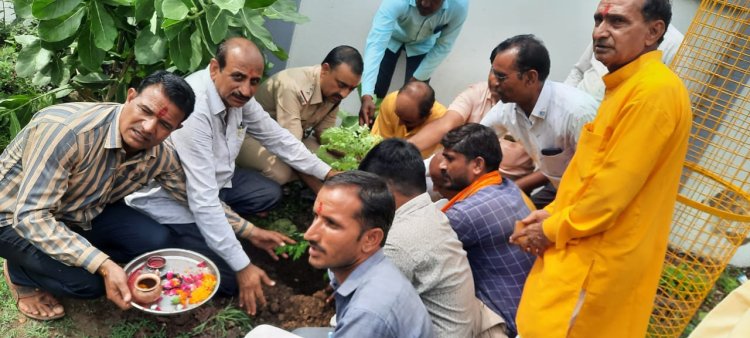 NEWS: जिला जेल गरोठ में वृक्षारोपण एवं संगीत संबोधन, गायत्री शक्तिपीठ का मिला सहयोग, इन्होंने रखें अपने-अपने विचार, पढ़े कैलाश विश्वकर्मा की खबर
