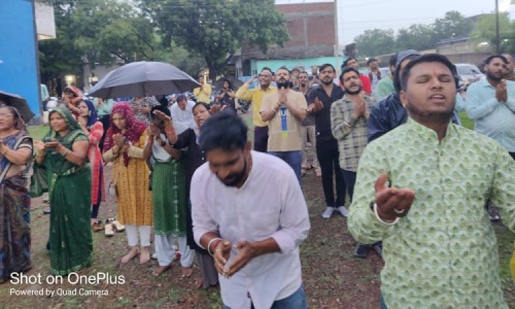 BIG NEWS: मंदसौर से बड़ी खबर, बरसते पानी में भी जारी रही बाबा की भक्ति, काला रिबन बांधकर ट्रस्ट के खिलाफ प्रदर्शन, मामला इन्हें मंदिर से हटाने का, पढ़े ये खबर