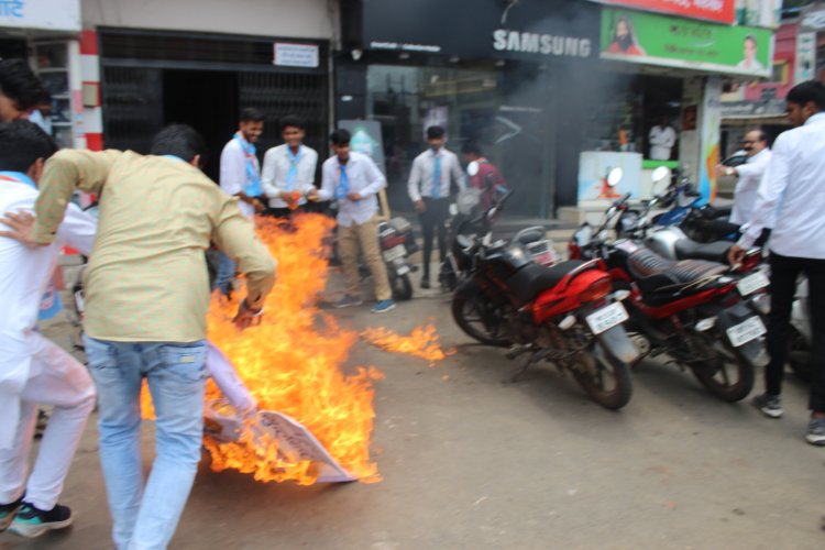 NEWS: NSUI छात्रसंघ में ABVP के खिलाफ आक्रोश, मंदसौर के बीच चौराहे पर फूंका पुतला, क्यों किया जा रहा जमकर विरोध, पढ़े कैलाश विश्वकर्मा की खबर