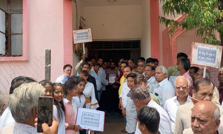 NEWS: जैन मुनि की हत्या का जीरन में हुआ विरोध प्रदर्शन,बाजार बंद कर मुख्य मार्गो से निकाली मौन रैली,तहसीलदार मनीष पांडये को ज्ञापन सौप, हत्यारों पर कठोर कार्यवाही किये जाने की करी मांग,पढ़े खबर