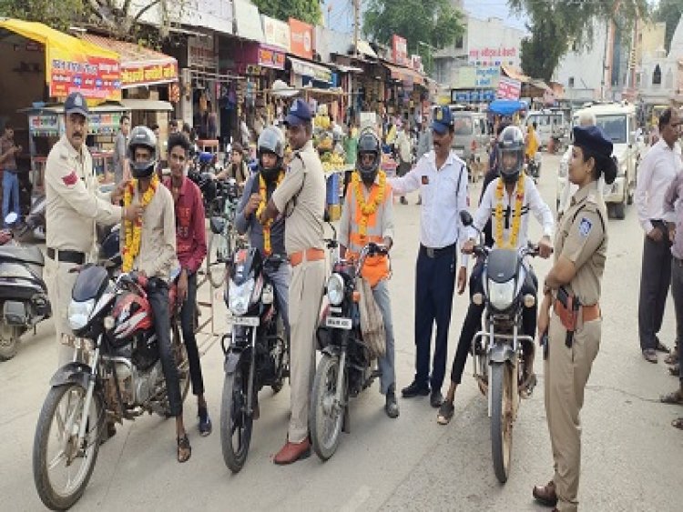 NEWS: यातायात जागरूकता अभियान तहत,जावद बस स्टेण्ड पर हुई बसों की चेकिंग, दौरान यात्रियों और छात्राओं ने कही कंडेक्टर और ड्राइवर की तारीफ, किया टीम ने हार पहनाकर स्वागत,पढ़े खबर