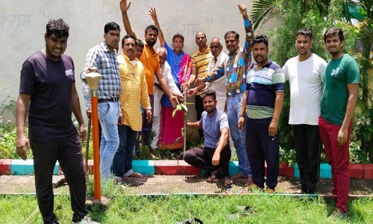NEWS: नवयुवक मंडल की नवीन कार्यकरिणी का शुभारंभ, राधा-कृष्ण मंदिर परिसर में किया पौधरोपण, दिया ये संदेश, पढ़े खबर