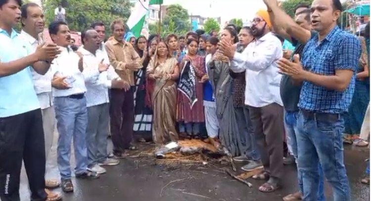 NEWS: मणिपुर घटना को लेकर महिला ब्लॉक कांग्रेस का हल्लाबोल, शामगढ़ के इस चौराहे पर प्रदर्शन, फिर पुतला फूंकने को लेकर पुलिस और कार्यकर्ताओं के बीच झूमा-झटकी, आगे हुए ये...! पढ़े कैलाश विश्वकर्मा की खबर