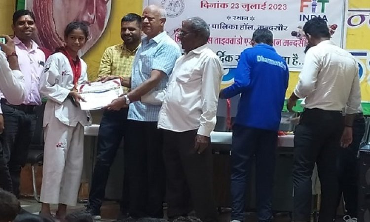 WOW ! मंदसौर में आठवीं ताईक्वांडो प्रतियोगिता संपन्न, शहर की बेटी हितांशी ने मारी बाजी, एक साथ दो गोल्ड मैडल पर जमाया अपना कब्जा, पढ़े ये खबर
