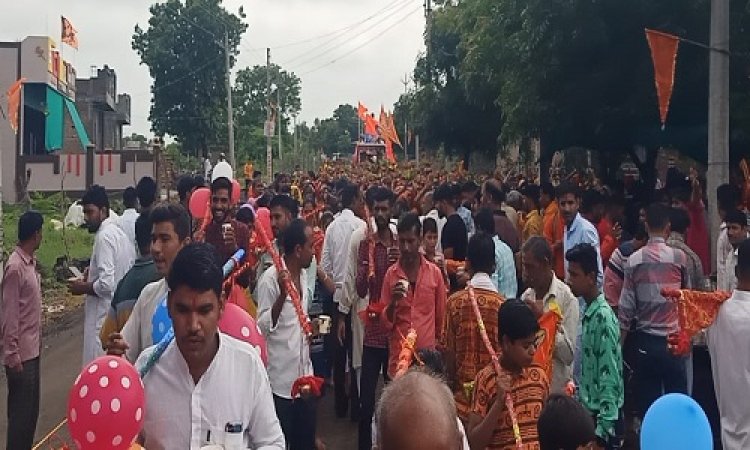 NEWS: सावन का सोमवार, ग्राम कुरावन से भड़केश्वर महादेव तक निकली विशाल कावड़ यात्रा, सैकड़ों भक्त हुए शामिल, मार्ग पर गूंजा बम-बम भोले, पढ़े कैलाश विश्वकर्मा की खबर