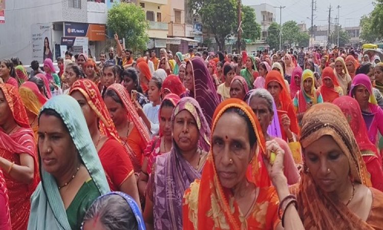 NEWS: सावन का तीसरा सोमवार, महागढ़ से नीलकंठ महादेव तक निकाली छठी कावड़ यात्रा, सैकड़ों भक्त हुए शामिल, यात्रा में गुंजा बम-बम भोले, पढ़े खबर