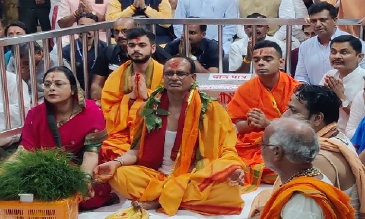 BIG NEWS: सावन का तीसरा सोमवार, CM शिवराज सपरिवार पहुंचे महाकालेश्वर, पूजन के साथ किया अभिषेक, की ये कामना, पढ़े ये खबर