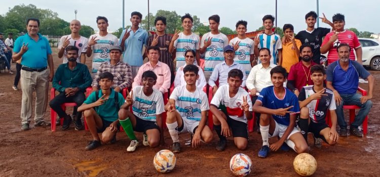 NEWS: नीमच में यहां संभाग स्तरीय फुटबॉल प्रतियोगिता संपन्न, इन टीमों के बीच हुआ कड़ा मुकाबला, मैच में किसने मारी बाजी, पढ़े ये खबर
