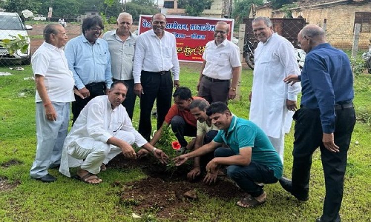NEWS: वैश्य वाटिका में वैश्यजनों ने किया वृक्षारोपण, रौपे फलदार, छायादार व फूलदार पौधे, ये रहें मौजूद, पढ़े खबर