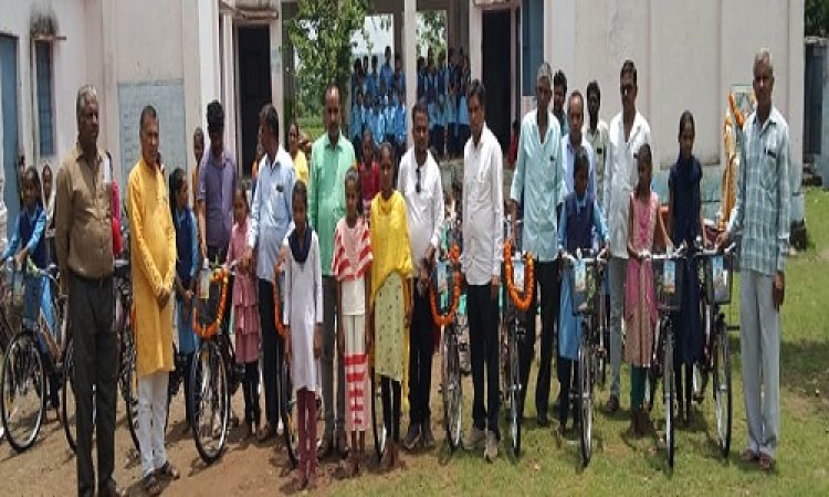 NEWS: ग्राम बधावा में साइकिल वितरण कार्यक्रम संपन्न, विद्यार्थियों के खिल उठे चेहरे, पढ़े खबर
