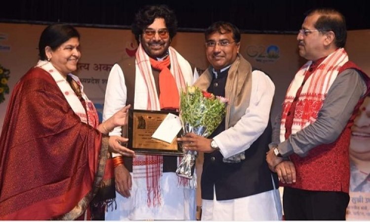 BIG NEWS: डॉ. अर्पण जैन अखिल भारतीय नारद मुनि पुरस्कार से पुरस्कृत, अभिनेता आशुतोष राणा, संस्कृति मंत्री उषा ठाकुर ने किया सम्मानित, पढ़े खबर