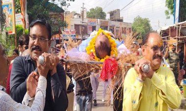BREAKING NEWS: इंद्रदेव को मनाने का अनूठा तरीका, गधों को खिलाएं गुलाब जामुन, फिर निकाली शवयात्रा, अचानक उठ गया अर्थी पर लेटा आदमी, मामला मंदसौर का, पढ़े खबर