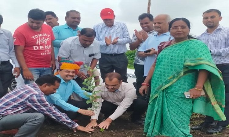 NEWS: जिला कलेक्टर दिनेश जैन सहित कई अधिकारी पहुंचे नवीन मंडी, परिसर में किया पौधारोपण, इन्होंने किया भव्य स्वागत, पढ़े खबर
