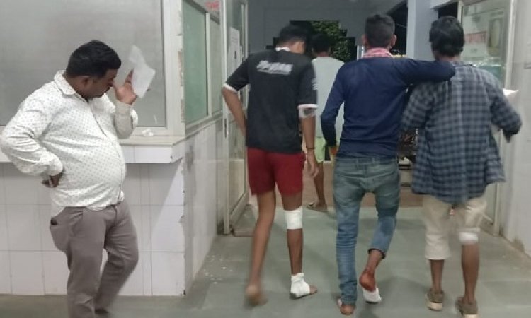 BIG NEWS: अपनी धून में जाते बाइक सवार युवक, बख्तूनी गांव आते ही घटी ये घटना, तीनों गंभीर घायल, पहले मनासा, फिर जिला अस्पताल रैफर, पढ़े मनीष जोलान्या की खबर