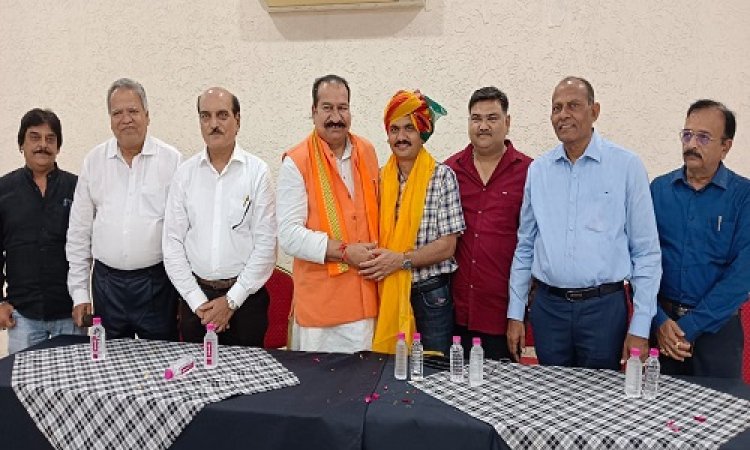 BIG NEWS: पदोन्नत होकर भोपाल स्थानांतरित होने पर कनेश को दी विदाई, मित्र मण्डल द्वारा भेंट किया गुलदस्ता, सौंपा प्रशस्ति पत्र, पढ़े खबर