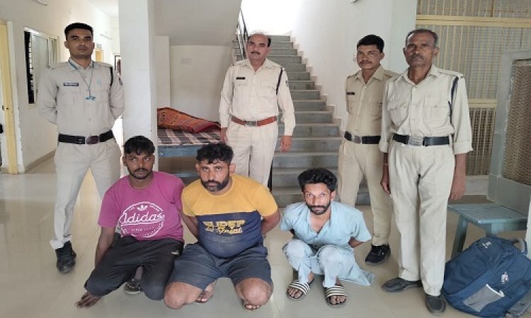 BIG NEWS: चैकिंग के दौरान जीरन पुलिस ने रोका ट्रक, तलाशी में केलों के बीच निकला नशा, कट्टा देख खाकी के भी उड़े होश, फिर मौके से तीन आरोपी गिरफ्तार, क्या है पूरा मामला...! पढ़े ये खबर