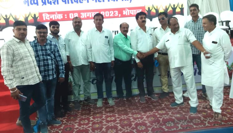 BIG NEWS: MP में मौजूद चैकपोस्ट की व्यवस्थाओं में होगा बदलाव, भोपाल में परिवहन उद्योग की महापंचायत संपन्न, जब बुलंद हुई आवाज, तो इनकी आपातकालीन बैठक आयोजित, अब लिए कई अहम फैसले, आदेश जारी, पढ़े ये खबर