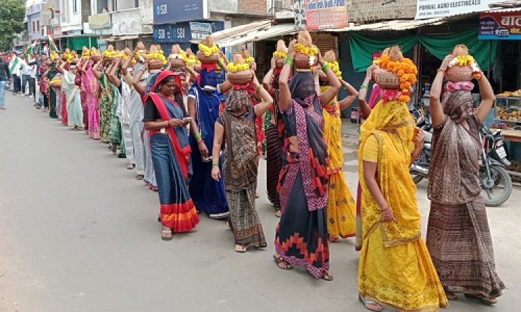NEWS: मेरी माटी-मेरा देश अभियान, जीरन में महिलाओं ने निकाली कलश यात्रा, ध्वजारोहण के साथ किया पौधरोपण, पढ़े खबर