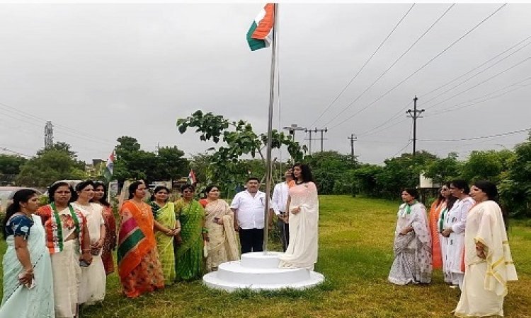 NEWS: स्वतंत्रता दिवस, नगर समस्या सुझाव ग्रुप ने मनाया आजादी का पर्व, रजिया अहमद ने किया ध्वजारोहण, पौधे भी रौपे, पढ़े खबर