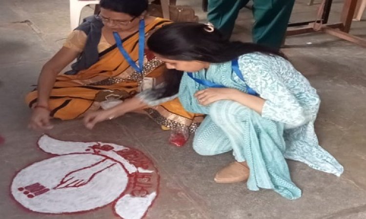 NEWS: मतदाताओं को जागरूक करने की बड़ी पहल, इन केंद्रों पर बनाई रांगोली, इन्होंने दिखाई अपनी कला, पढ़े ये खबर